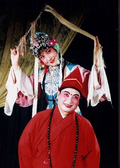 历任浙江婺剧团演员,团长,中国剧协第三,四届理事和浙江分会副